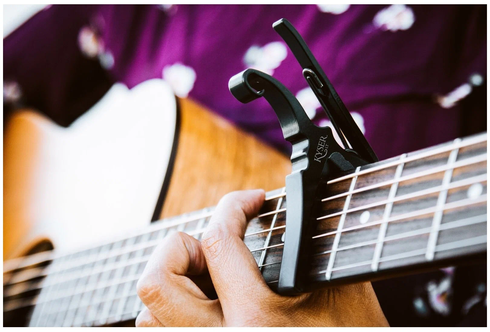 каподастр на грифе гитары – удобный подарок для начинающего гитариста