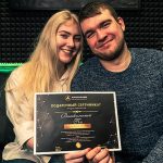 Парень и девушка с сертификатом на запись песни в студии