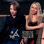 Две девушки с гитарами в студии звукозаписи